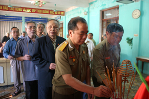 42 hội viên đại diện cho 650 hội viên câu lạc bộ hưu trí thắp hương Đại tướng Võ Nguyên Giáp