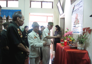 Cựu chiến binh Điện Biên Phủ tại Hoà Bình kính cẩn thắp nén hương vĩnh biệt Đại tướng Võ Nguyên Giáp.

