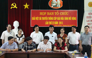 Ký kết Nghị quyết liên tịch về việc phát động phong trào tập luyện và tổ chức giải việt dã truyền thống cúp Báo Hoà Bình lần thứ XXII, năm 2013.