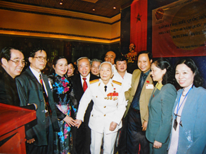 Lãnh đạo Đảng, Nhà nước và Đại tướng Võ Nguyên Giáp với đoàn đại biểu QH tỉnh ta trong dịp gặp mặt đại biểu QH các khóa nhân kỷ niệm 60 năm Quốc hội Việt Nam. Ảnh: T.L

