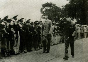Đại tướng Võ Nguyên Giáp thăm quân và dân tỉnh ta năm 1958 (Ảnh: TL)

