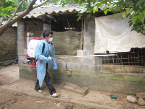 Thú y cơ sở phun tiêu độc, khử trùng toàn bộ khu vực chuồng trại bùng phát ổ dịch. 

