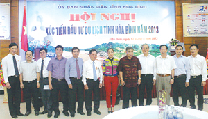 Các đồng chí lãnh đạo tỉnh và các doanh nhân tỉnh ta tại Hội nghị xúc tiến đầu tư du lịch tỉnh Hòa Bình năm 2013.

