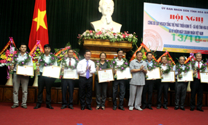 Đồng chí Hoàng Việt Cường, Bí Thư Tỉnh ủy và đồng chí Bùi Văn Tỉnh, Chủ tịch UBND tỉnh trao bằng khen, cúp và vòng nguyệt quế cho các doanh nghiệp, doanh nhân tiêu biểu năm 2013.