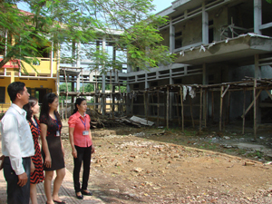 Giáo viên trường tiểu học Hòa Sơn A (Lương Sơn) tham gia giám sát chất lượng các công trình xây dựng của nhà trường. Ảnh: V.T 

