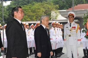 Tổng Bí Thư Nguyễn Phú Trọng dẫn đầu đoàn Trung ương Đảng Cộng sản Việt Nam vào viếng 

