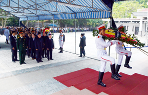 Các đồng chí lãnh đạo Tỉnh ủy, HĐND, UBND, UBMTTQ tỉnh Hòa Bình vào viếng linh cữu của Đại tướng Võ Nguyên Giáp.