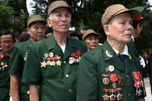 Nỗi đau buồn và thương tiếc in hằn trên khuôn mặt các cựu chiến binh Điện Biên Phủ khi họ xếp hàng vào viếng Đại tướng Võ Nguyên Giáp.
