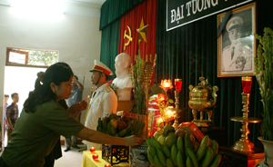 Cán bộ, hội viên CCB tỉnh thắp hương viếng Đại tướng Võ Nguyên Giáp. 


