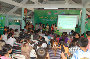 Hội viên phụ nữ xã Kim Bình (Kim Bôi) hào hứng, phấn khởi tham gia các hoạt động được tổ chức trong ngày hội “vi chất dinh dưỡng”.



