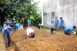 ĐV-TN tham gia khởi công xây dựng nhà nhân ái cho hộ gia đình bà Bùi Thị Thanh, xóm Cầu, xã Bắc Sơn, thiết thực hưởng ứng chương trình tình nguyện mùa đông năm 2013 và xuân tình nguyện năm 2014.