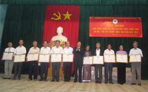 Lãnh đạo Trung ương Hội NCT Việt Nam trao bằng khen cho các tập thể, cá nhân có thành tích xuất sắc trong phong trào thi đua “Tuổi cao - gương sáng” giai đoạn 2010 – 2013.
