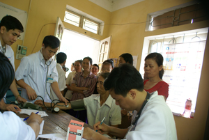 Thành đoàn Hoà Bình phối hợp với CLB thầy thuốc trẻ tổ chức khám, cấp thuốc miễn phí cho nhân dân xã Hoà Bình. 

