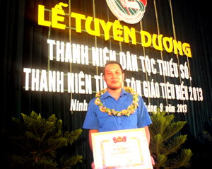 Anh Nguyễn Quốc Khánh tại lễ trao giải thưởng thanh niên dân tộc, tín đồ chức sắc tôn giáo tiêu biểu năm 2013. 
