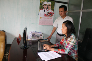 Cán bộ xã Yên Thượng (Cao Phong) ứng dụng công nghệ thông tin nâng cao hiệu quả công việc.

