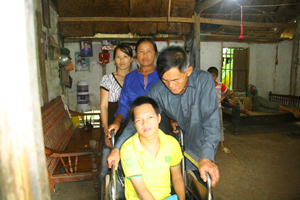 Ông Bùi Văn Ấng, xã Thanh Hối (Tân Lạc) cùng các con bị di chứng chất độc da cam.