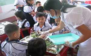 Trường tiểu học Kim Bình (Kim Bôi) làm tốt việc quản lý, tổ chức bữa ăn trưa cho học sinh; không để sự cố đáng tiếc về VSATTP.
