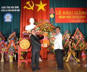 Thay mặt lãnh đạo tỉnh, đồng chí Đinh Duy Sơn, Phó Chủ tịch HĐND tỉnh tặng lẵng hoa chúc mừng nhà trường nhân dịp lễ khai giảng.

