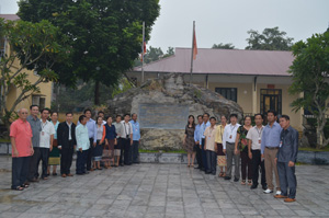 Đoàn  thăm Di tích địa điểm tổ chức Đại hội trù bị Đại hội II Đảng nhân dân Lào tại Bộ CHQS tỉnh Hòa Bình.