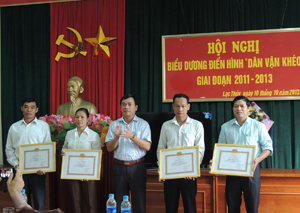 Lãnh đạo huyện Lạc Thuỷ trao giấy khen cho các cá nhân có thành tích xuất sắc trong phong trào thi đua “Dân vận khéo” giai đoạn 2011 – 2013.