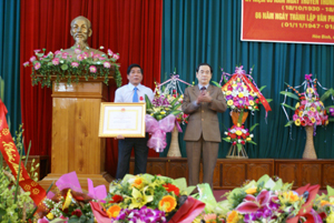 Thừa sự uỷ quyền của Chủ tịch nước, đồng chí Phó Bí thư TT Tỉnh uỷ đã trao tặng Huân chương Lao động hạng ba cho đồng chí Nguyễn Văn Từ, Trưởng phòng Nội chính - Tiếp dân, Văn phòng Tỉnh uỷ đã có thành tích xuất sắc trong công tác từ năm 2008 - 2012.