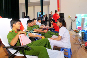 ĐV-TN Công an huyện tham gia hiến máu.