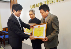 Thừa ủy quyền, đồng chí Nguyễn Văn Dũng, Phó Chủ tịch UBND tỉnh trao tặng Bằng khen của Bộ trưởng, Chủ nhiệm UBDT cho tập thể và cá nhân được tặng thưởng.