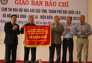 Lãnh đạo Hội nhà báo Sơn La trao cờ luân lưu cho lãnh đạo Hội nhà báo thành phố Hà Nội.