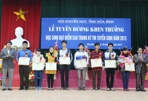 Đồng chí Trần Đăng Ninh, Phó Chủ tịch UBND tỉnh và lãnh đạo Hội Khuyến học tỉnh trao giấy khen cho các em có thành tích xuất sắc trong trong kỳ thi vào các trường đại học năm 2013.