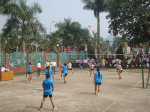 Hầu hết các xã, thị trấn đều thành lập được CLB bóng chuyền
Ảnh: Giải bóng chuyền vô địch huyện Yên Thuỷ năm 2013.
