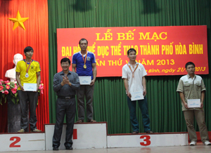 Lãnh đạo Thành uỷ Hoà Bình trao huy chương cho các vận động viên đoạt giải nội dung đẩy nam hạng cân 63 – 68 kg.