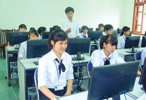 Nửa nhiệm kỳ qua, Huyện ủy Lạc Thủy đã ban hành NQ chuyên đề về công tác GD&ĐT đến năm 2015, qua đó huy động nhiều nguồn lực đầu tư, từng bước nâng cao chất lượng giáo dục trên địa bàn. Ảnh chụp tại trường THPT Lạc Thủy.
