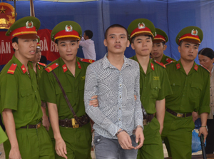 Với hành vi vận chuyển hơn 2 bánh heroin, Bùi Văn Quý phải nhận mức án tù chung thân.