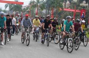 Đồng chí Hoàng Việt Cường, Bí thư Tỉnh ủy và các cổ động viên, những người đam mê bộ môn xe đạp, đạp xe diễu hành hưởng ứng giải đua.