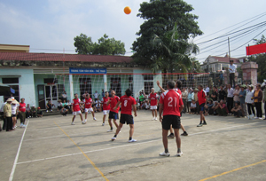 Các VĐV tham gia thi đấu tại giải bóng chuyền mềm người cao tuổi huyện Kim Bôi lần thứ nhất, năm 2013.