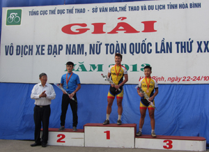 Đồng chí Đoàn Kim Phách, Phó Chủ tịch kiêm Tổng thư ký Liên đoàn Xe đạp – mô tô thể thao Việt Nam trao huy chương cho các VĐV đoạt giải nội dung đổ đèo nam.