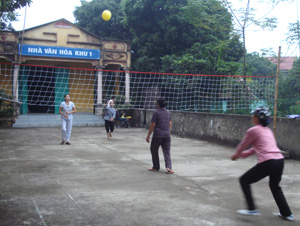 Nhân dân khu 1, thị trấn Kỳ Sơn (Kỳ Sơn) luyện tập bóng chuyền tại sân nhà văn hóa.