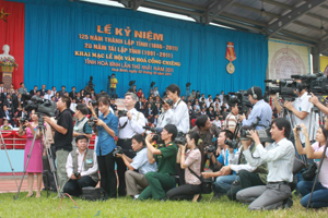 Phóng viên Báo Hòa Bình và các đồng nghiệp tác nghiệp tại Lễ kỷ niệm 125 năm thành lập tỉnh và Ngày hội văn hóa cồng chiêng tỉnh lần thứ nhất, năm 2011.