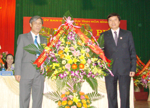 Đồng chí Trần Đăng Ninh, Phó Chủ tịch UBND tỉnh tặng lẵng hoa của Tỉnh uỷ, HĐND, UBND, UBMTTQ tỉnh chúc mừng Đại hội.