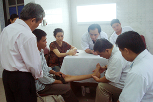 Các bác sĩ Bệnh viện Việt Đức (Hà Nội) và Bệnh viện Đa khoa tỉnh  trao đổi nghiệp vụ trong chẩn đoán, điều trị cho bệnh nhân bị  khuyết tật vận động trên địa bàn tỉnh.