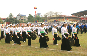 Màn hòa tấu cồng chiêng tại Lễ kỷ niệm 125 năm thành lập tỉnh Hòa Bình được Trung tâm Sách kỷ lục Việt Nam xác lập kỷ lục Guiness vào tháng 10/2011.  Ảnh: T.L