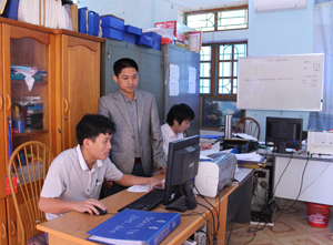 Cán bộ phòng tổ chức, công tác HS-SV thường xuyên cập nhật kiến thức khoa học trên hệ thống internet nâng cao trình độ chuyên môn.