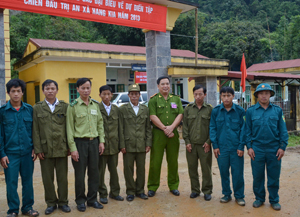 Công an huyện Mai Châu thường xuyên phối hợp với lực lượng công an, dân quân xã Hang Kia tuyên truyền, vận động người dân tích cực tham gia xây dựng địa bàn xã không có ma túy.