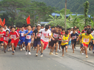 Các VĐV nam chính, nam trẻ huyện Lương Sơn trong cuộc đua tài Giải việt dã huyện năm 2013.