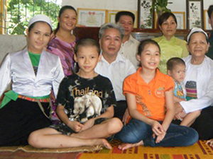 Kinh tế gia đình khó khăn, vợ chồng ông Bùi Quang Ngoạn quyết tâm nuôi dạy các con, các cháu ăn học thành đạt.