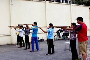 HLV Nguyễn Nghĩa Hưng hướng dẫn kỹ thuật đứng bắn cho đội tuyển bắn nỏ.