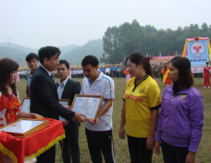 Lãnh đạo huyện Kỳ Sơn trao giấy khen, phần thưởng cho các đơn vị tổ chức tốt đại hội TD-TT cơ sở năm 2013.
