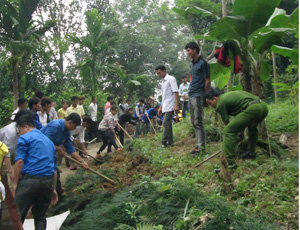 ĐV-TN và nhân dân tham gia làm đường tại xóm Doi, xã Hiền Lương.