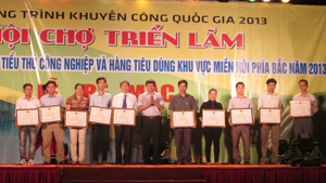 Đồng chí Trần Đăng Ninh, Phó Chủ tịch UBND tỉnh, Trưởng BTC Hội chợ trao Bằng khen của UBND tỉnh cho 10 tập thể có thành tích xuất sắc tham gia hội chợ.