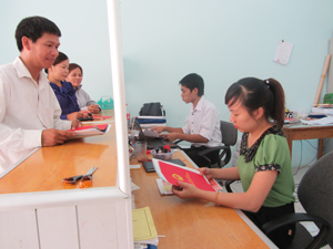 Bộ phận “một cửa” phòng TN -MT huyện Kim Bôi luôn tạo thuận lợi cho người dân khi đến giao dịch.